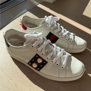 GUCCI -White Leather Sneaker with Green & Red Stripe and Pearl Detail